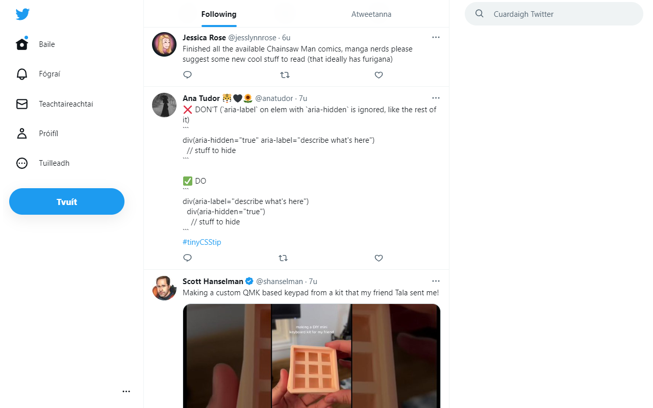 Tangkapan layar linimasa beranda Twitter desktop menggunakan Panel Kontrol untuk Twitter, sebagai Gaeilge